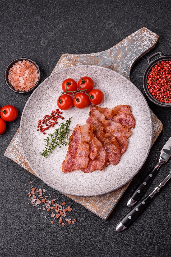 Imagem mostra fatias de bacon fritas ou grelhadas