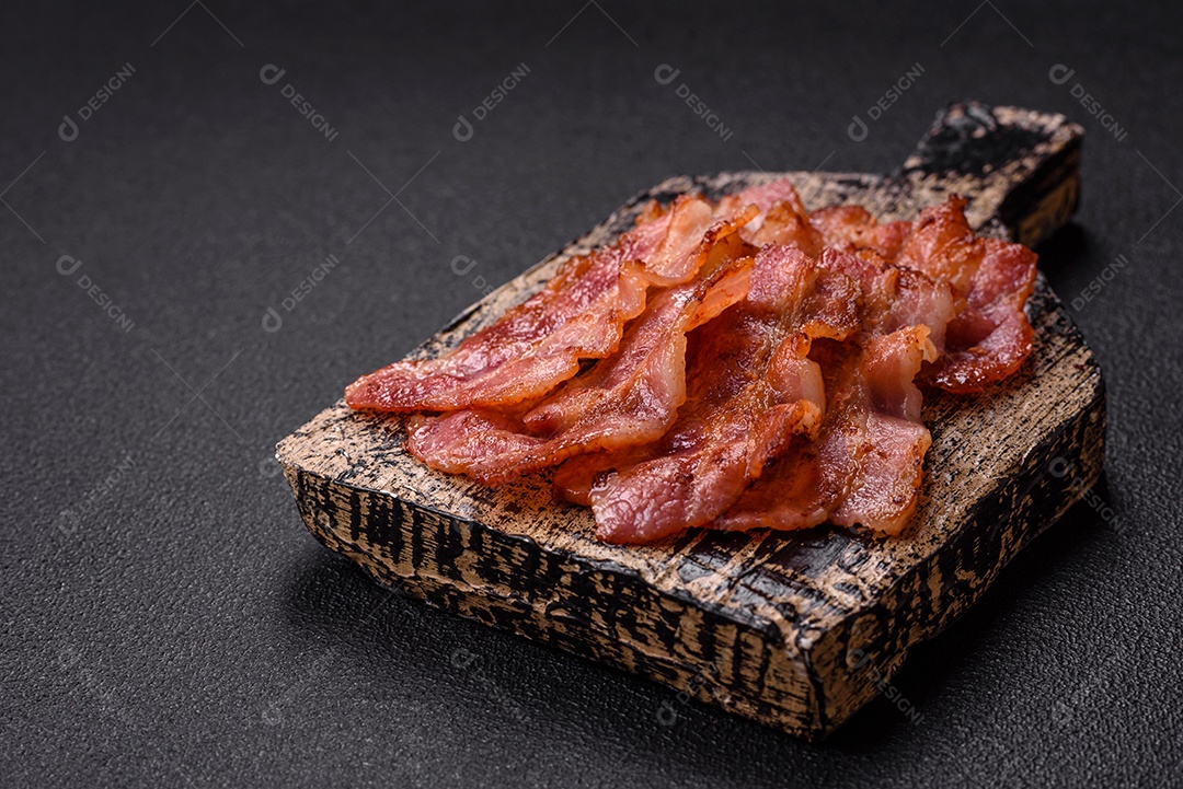 Imagem mostra fatias de bacon fritas ou grelhadas