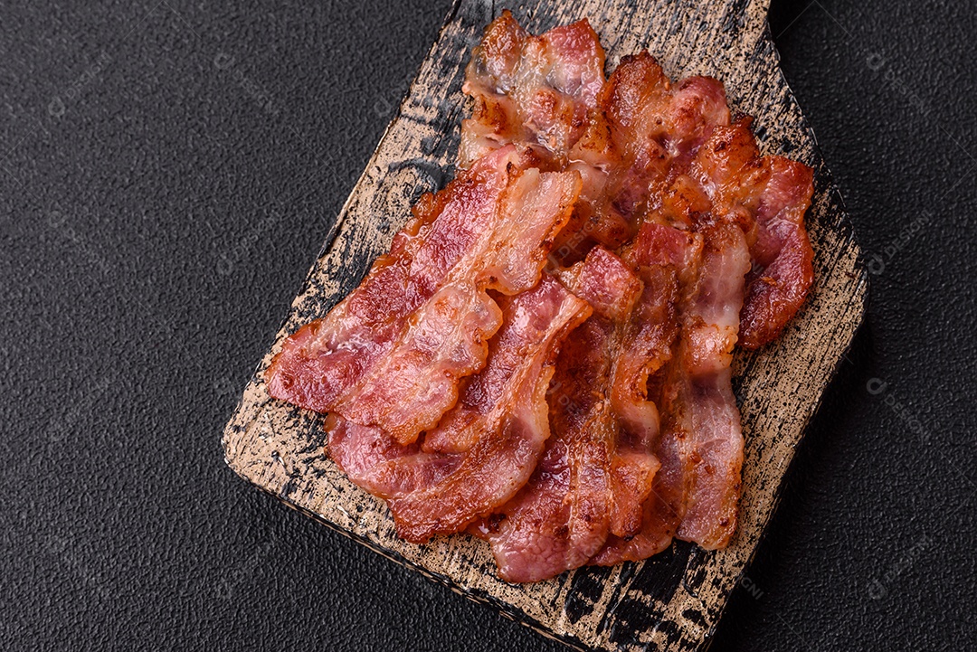 Imagem mostra fatias de bacon fritas ou grelhadasn