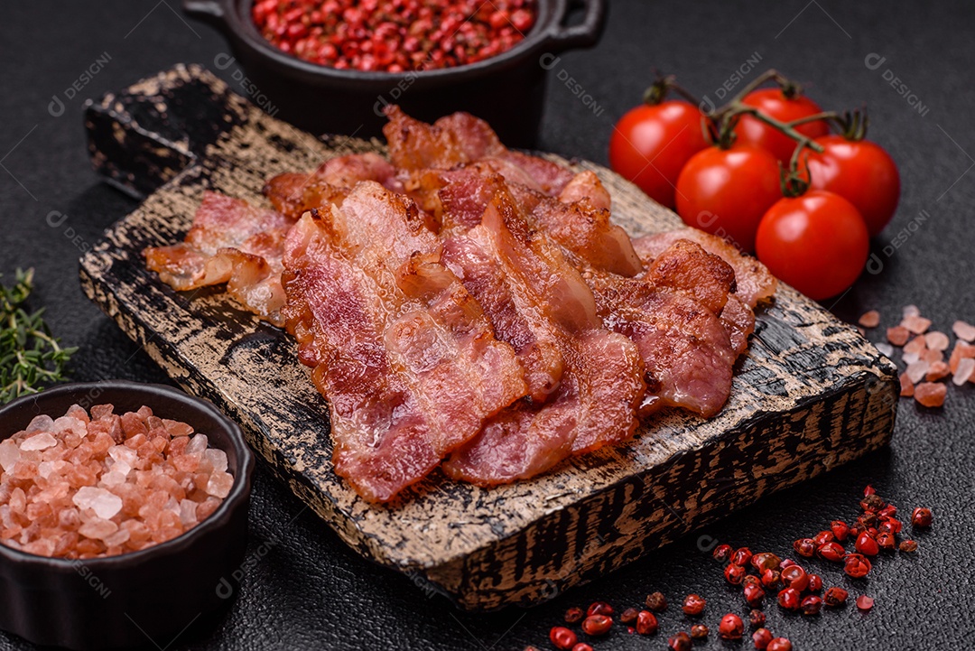 Imagem mostra fatias de bacon fritas ou grelhadas