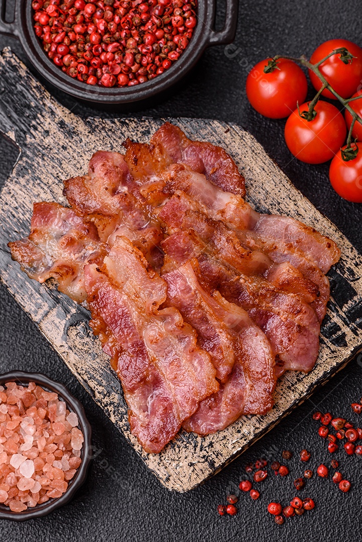 Imagem mostra fatias de bacon fritas ou grelhadas