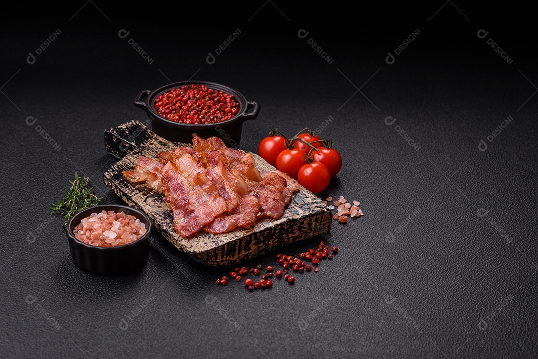 Imagem mostra fatias de bacon fritas ou grelhadas