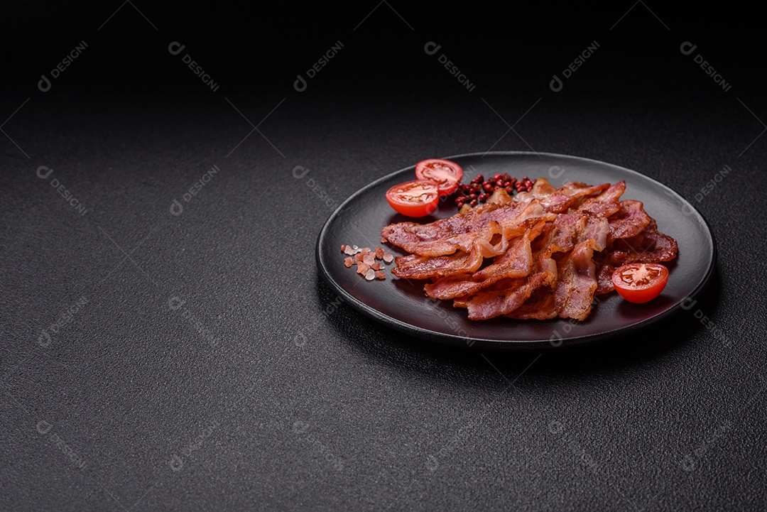 Imagem mostra fatias de bacon fritas ou grelhadas