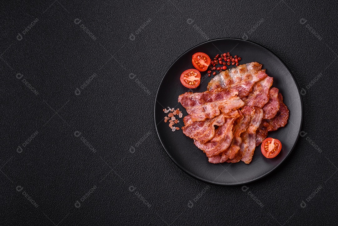 Imagem mostra fatias de bacon fritas ou grelhadas