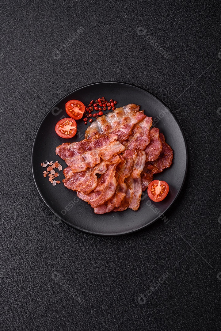 Imagem mostra fatias de bacon fritas ou grelhadas