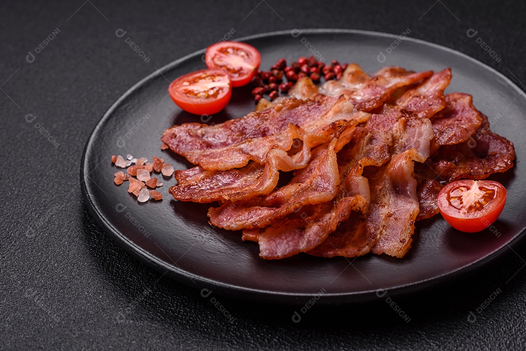 Imagem mostra fatias de bacon fritas ou grelhadas