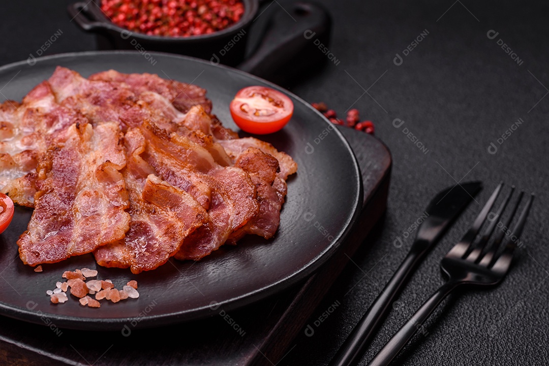 Imagem mostra fatias de bacon fritas ou grelhadas