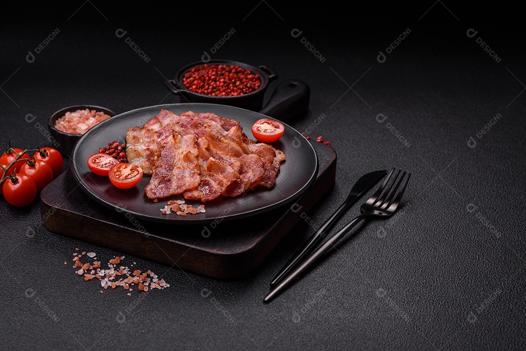 Imagem mostra fatias de bacon fritas ou grelhadas