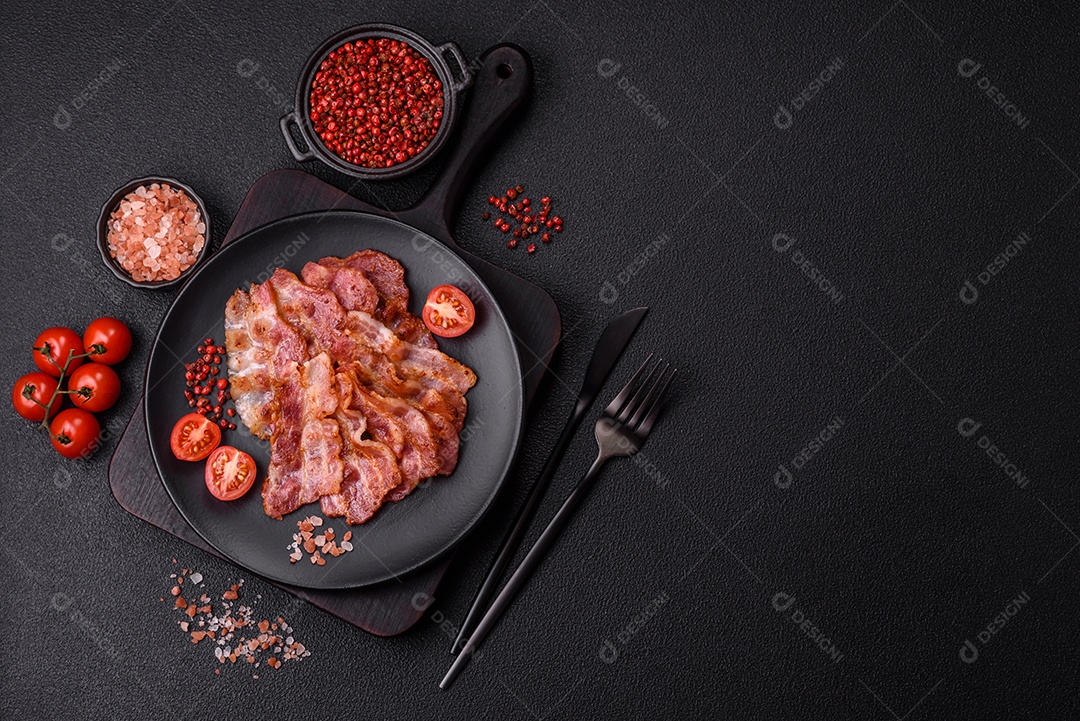 Imagem mostra fatias de bacon fritas ou grelhadas