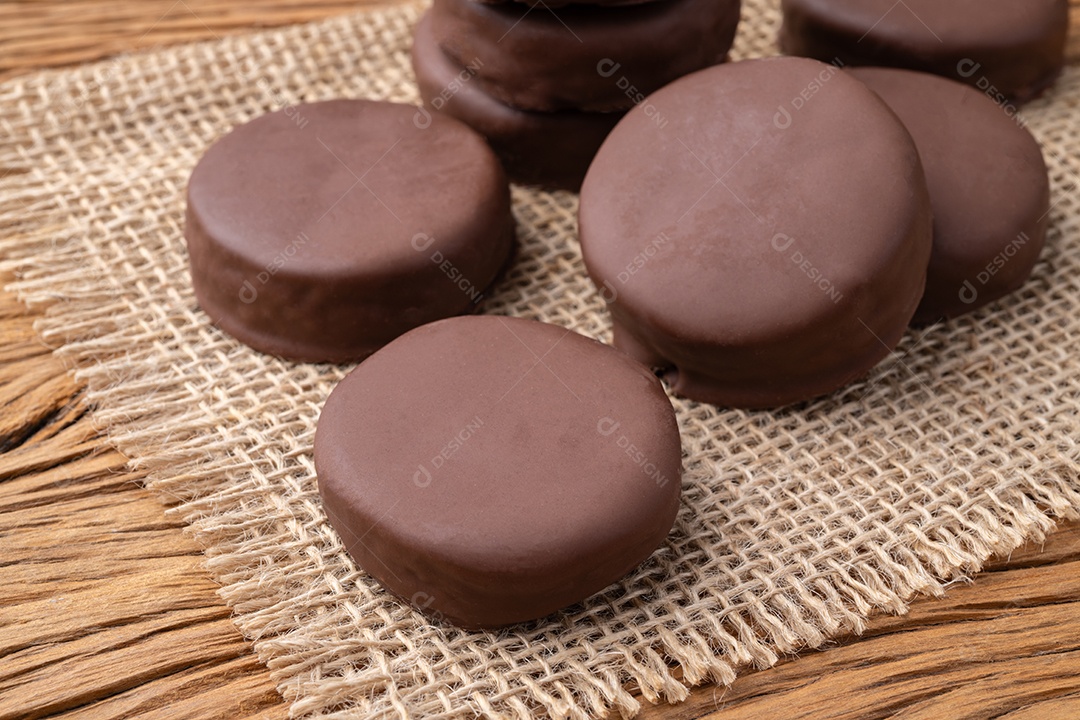Saboroso alfajores em uma mesa de madeira