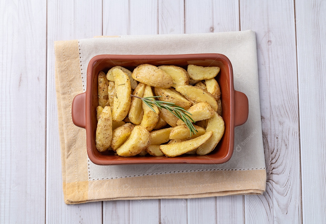 Batatas cozidas em uma mesa