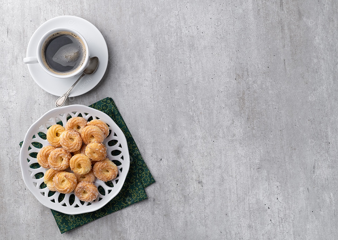 Biscoitos saborosos ao lado de xícara de café