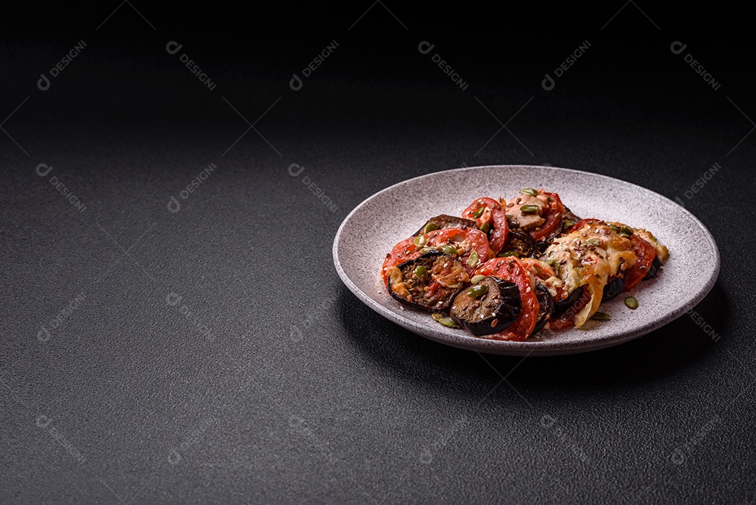 Imagem mostra berinjelas preparadas, tomates frescos e um molho à base de tomate