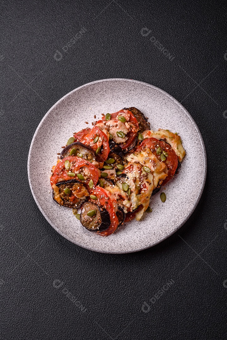 Imagem mostra berinjelas preparadas, tomates frescos e um molho à base de tomate