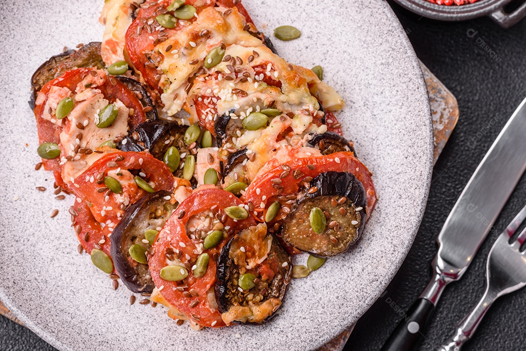 Imagem mostra berinjelas preparadas, tomates frescos e um molho à base de tomate