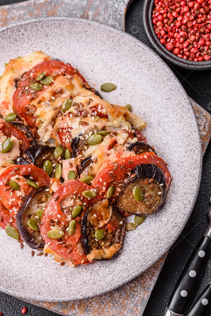 Anéis de berinjela, tomate e abobrinha com pedaços de frango e alho