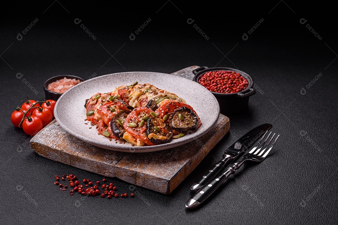 Anéis de berinjela, tomate e abobrinha com pedaços de frango e alho