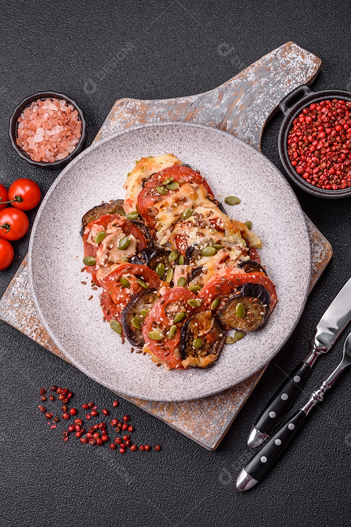 Anéis de berinjela, tomate e abobrinha com pedaços de frango e alho