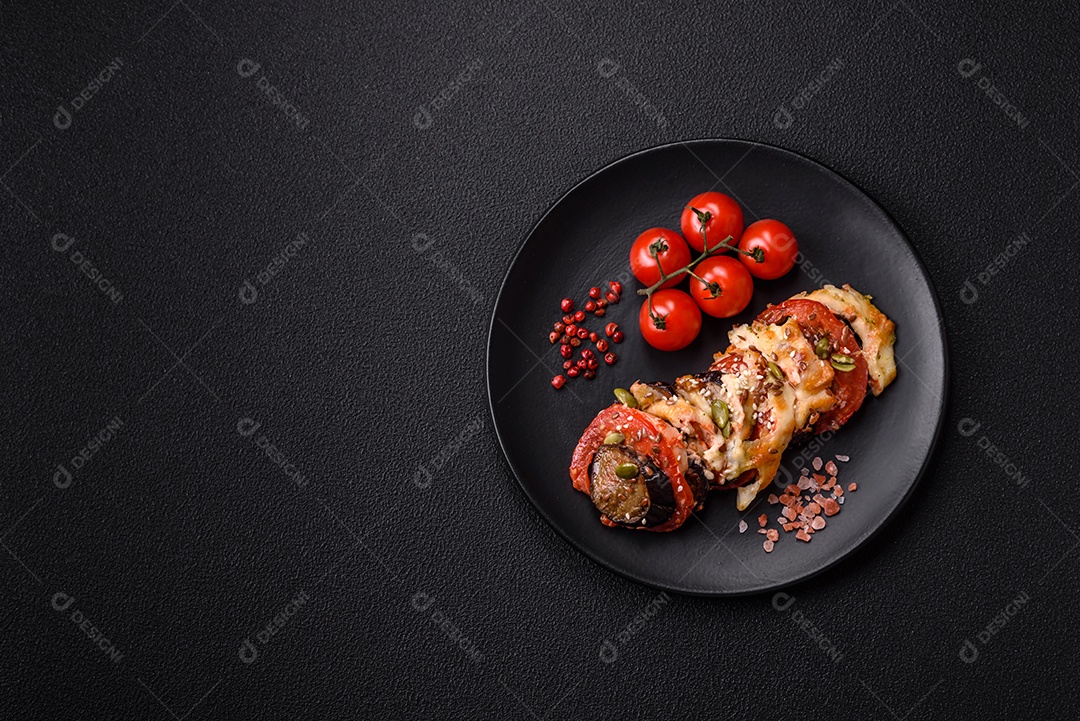 Anéis de berinjela, tomate e abobrinha com pedaços de frango e alho