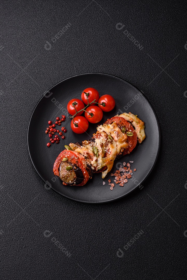 Imagem mostra berinjelas preparadas, tomates frescos e um molho à base de tomate