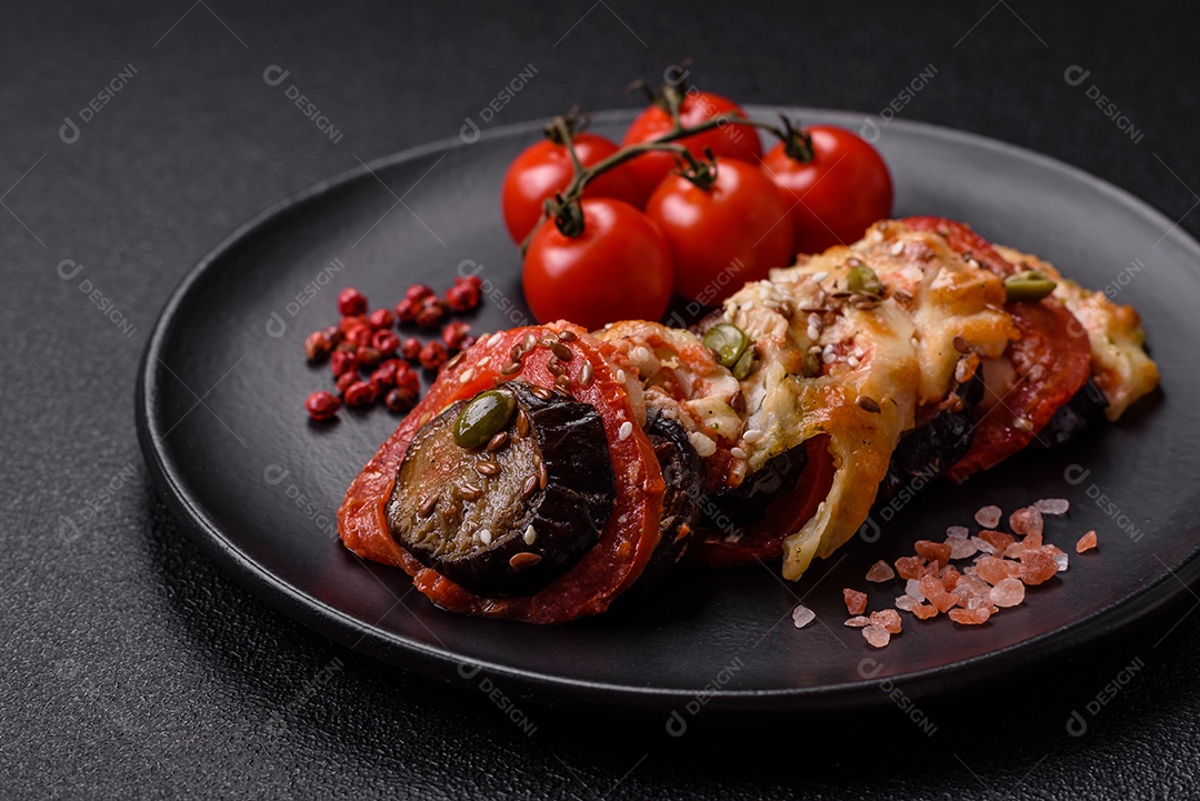 Anéis de berinjela, tomate e abobrinha com pedaços de frango e alho
