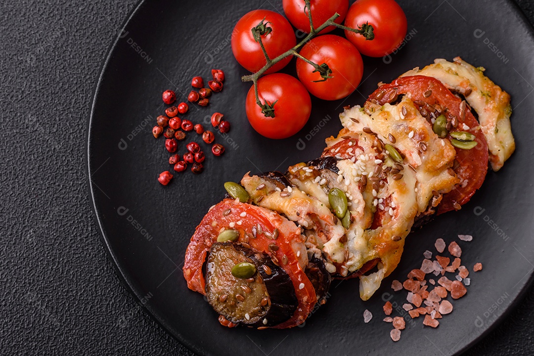 Imagem mostra berinjelas preparadas, tomates frescos e um molho à base de tomate