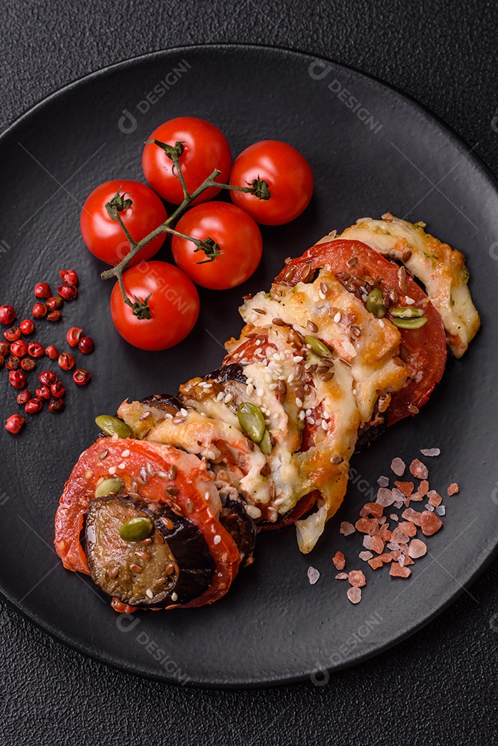 Anéis de berinjela, tomate e abobrinha com pedaços de frango e alho