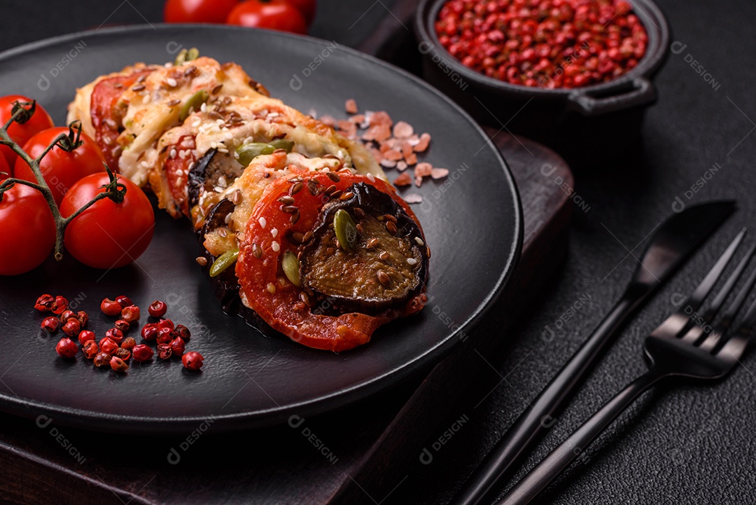 Anéis de berinjela, tomate e abobrinha com pedaços de frango e alho