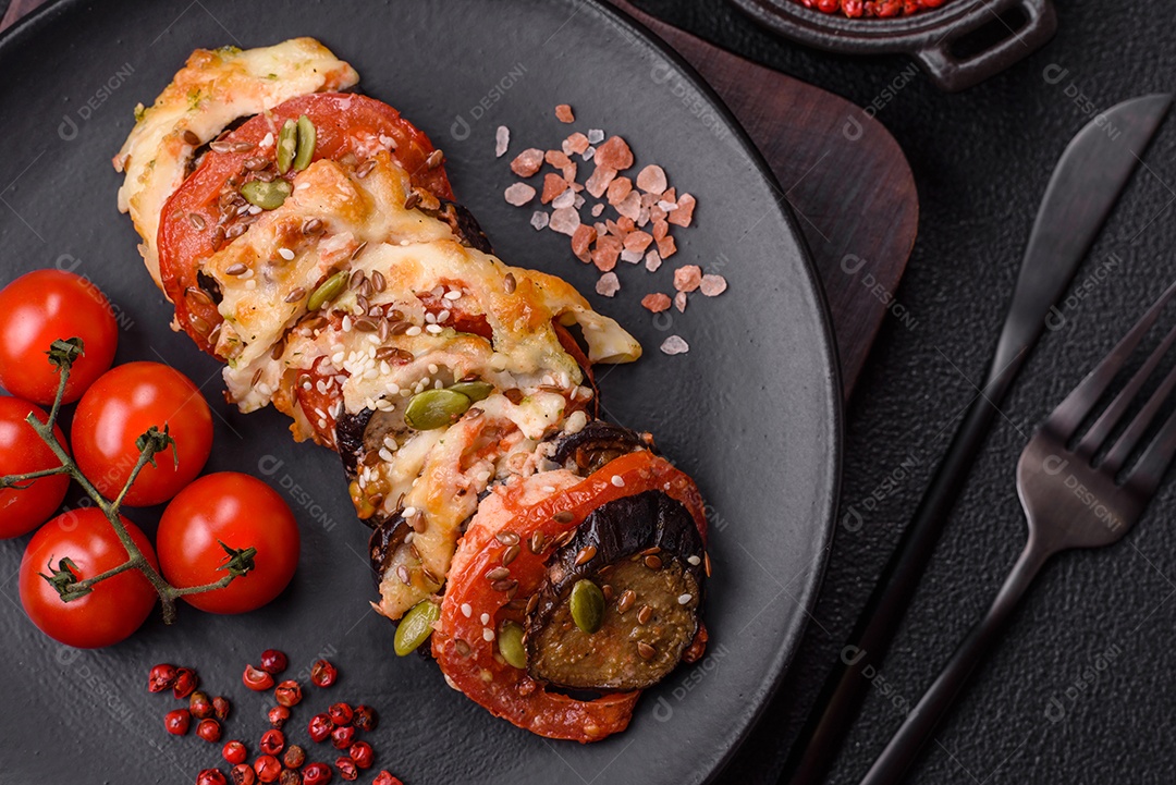Anéis de berinjela, tomate e abobrinha com pedaços de frango e alho