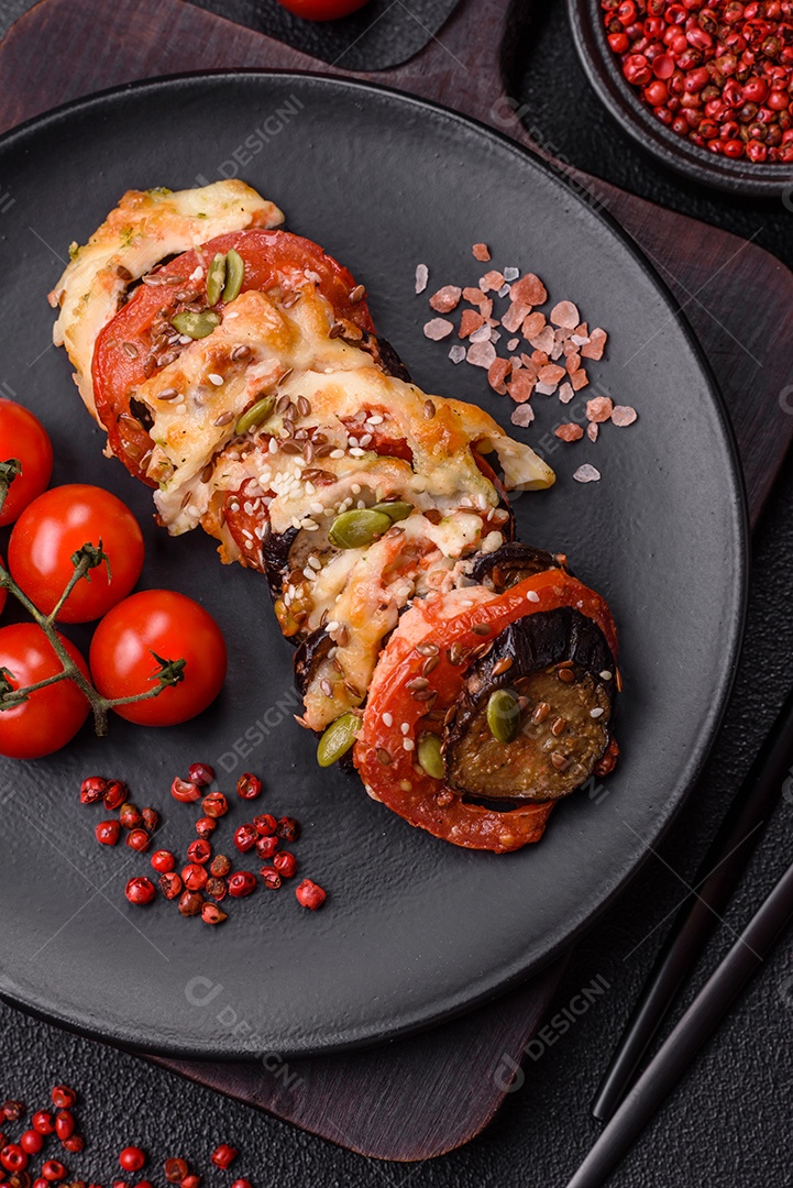 Anéis de berinjela, tomate e abobrinha com pedaços de frango e alho