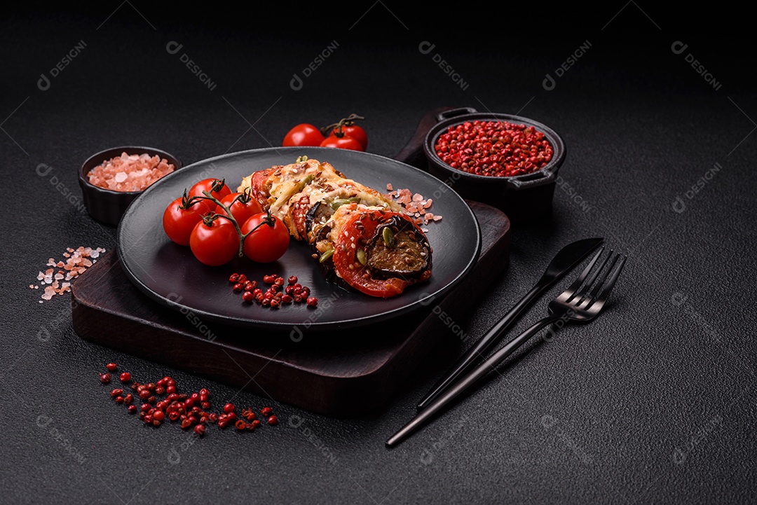 Anéis de berinjela, tomate e abobrinha com pedaços de frango e alho