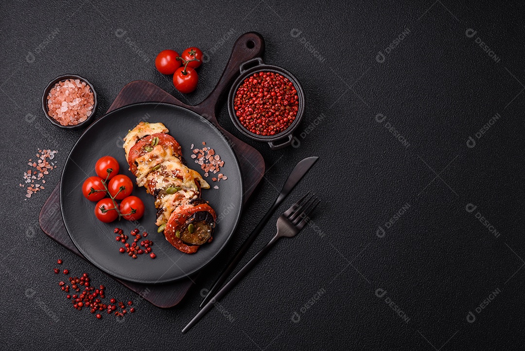 Anéis de berinjela, tomate e abobrinha com pedaços de frango e alho