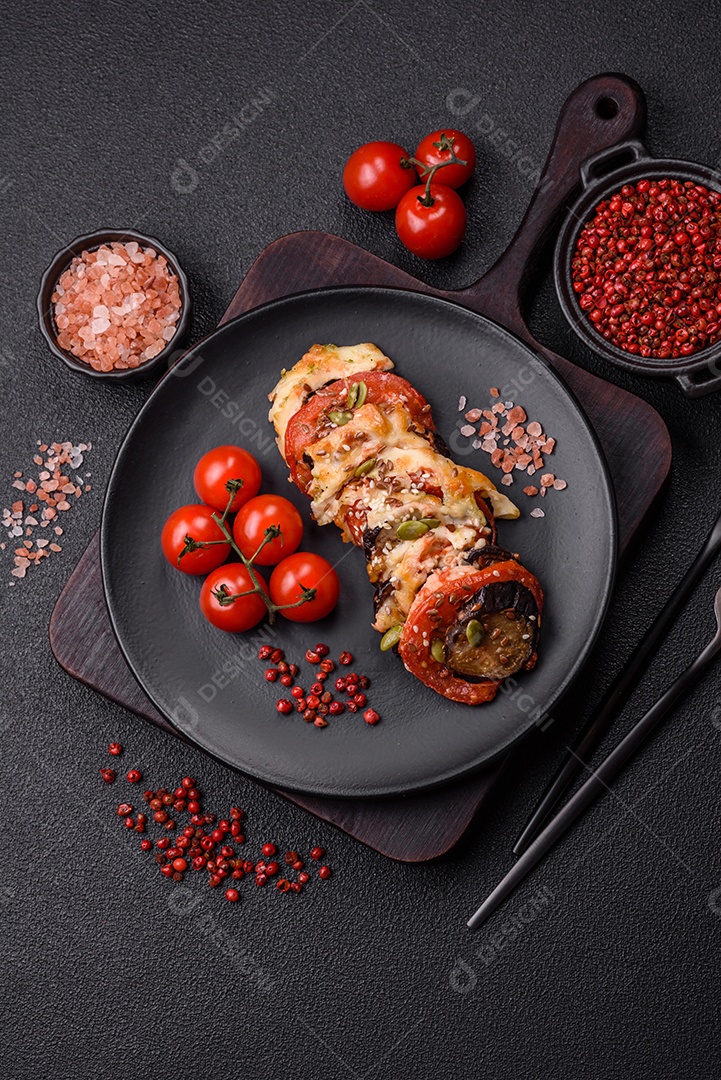 Anéis de berinjela, tomate e abobrinha com pedaços de frango e alho