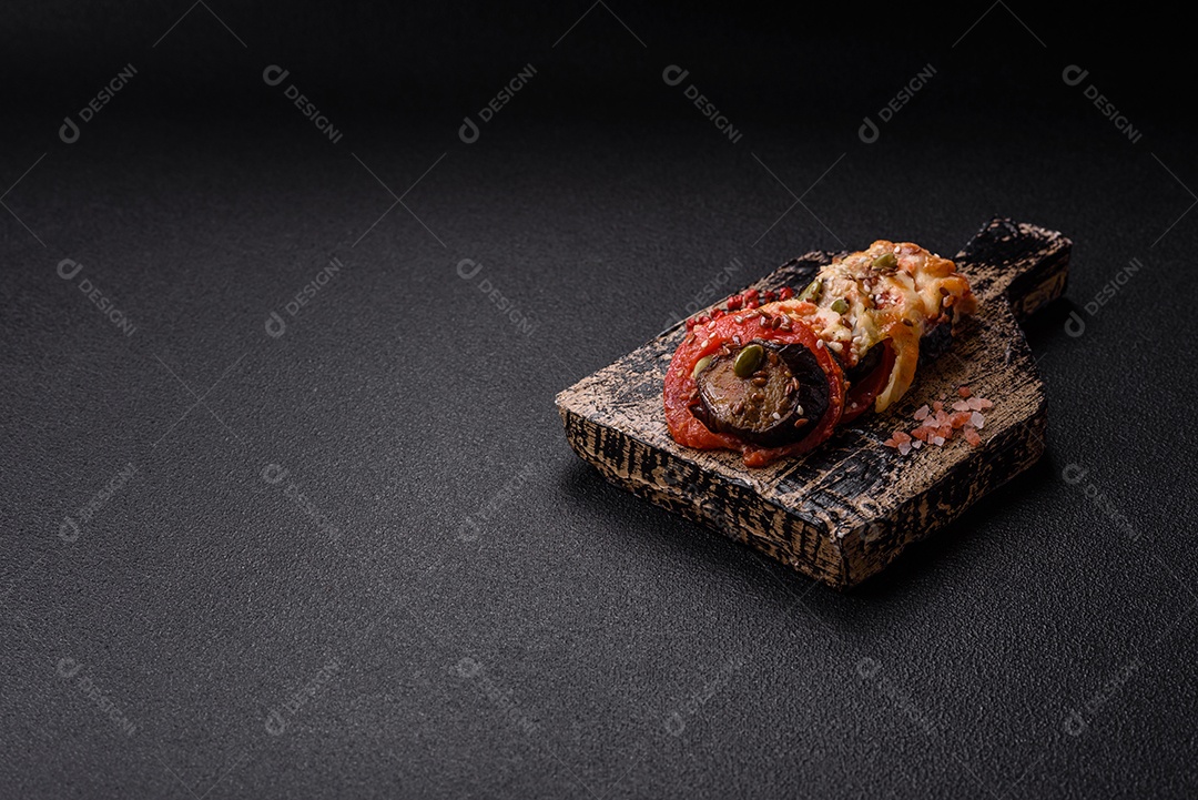 Imagem mostra berinjelas preparadas, tomates frescos e um molho à base de tomate