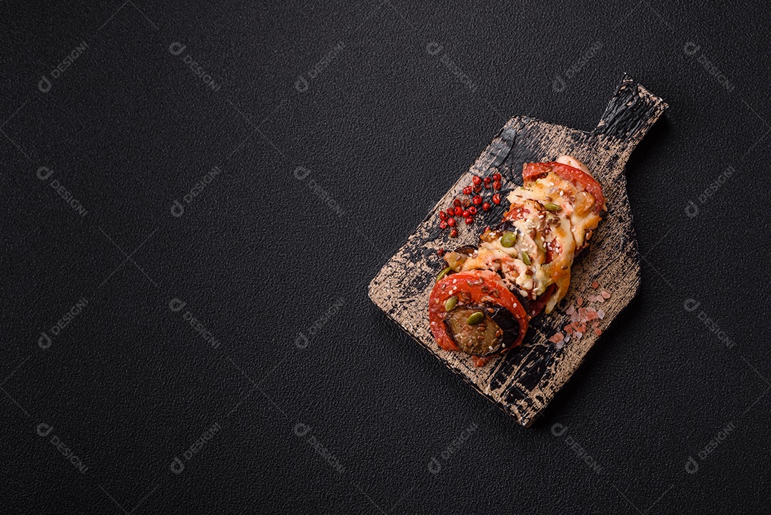 Anéis de berinjela, tomate e abobrinha com pedaços de frango e alho