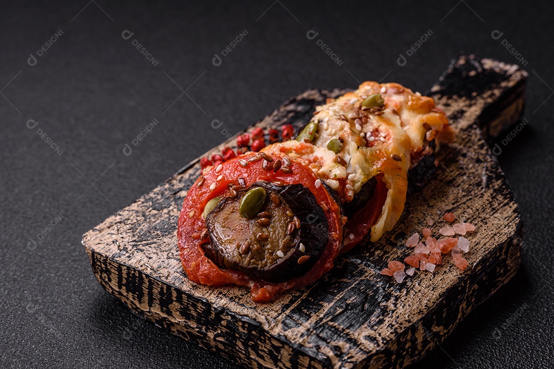 Anéis de berinjela, tomate e abobrinha com pedaços de frango e alho