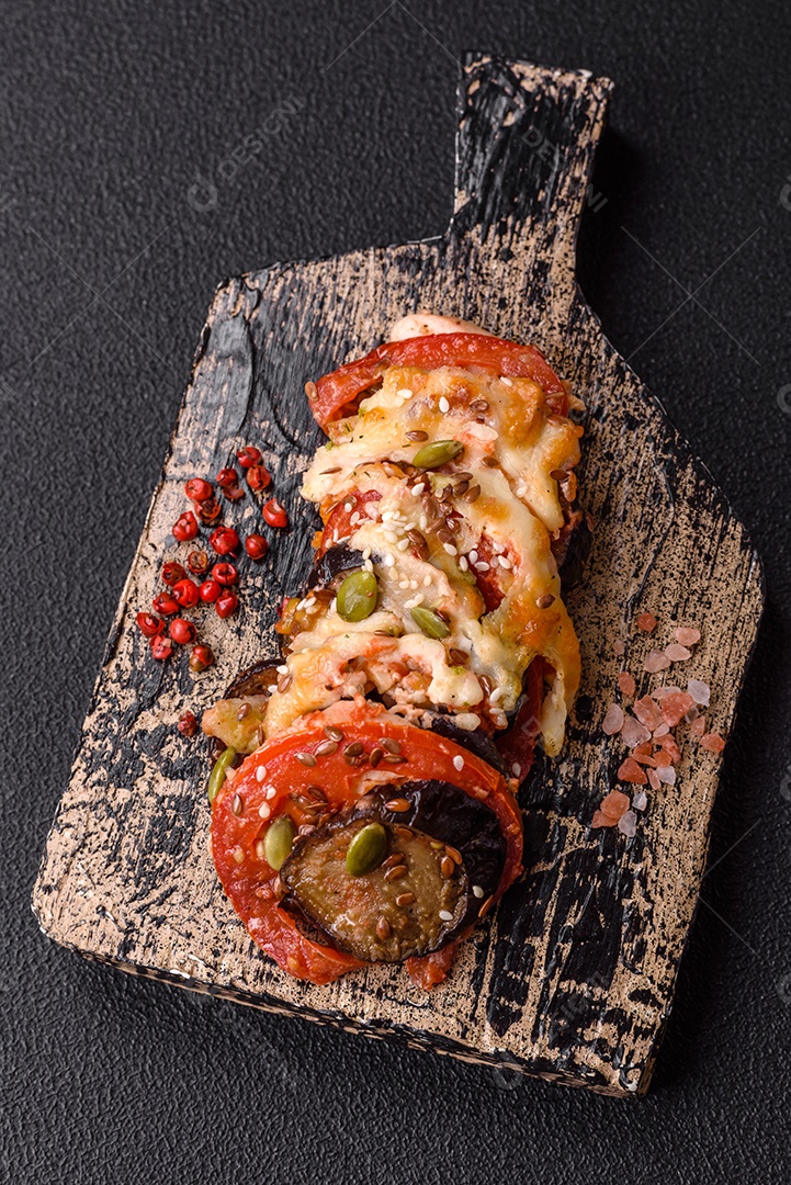 Anéis de berinjela, tomate e abobrinha com pedaços de frango e alho