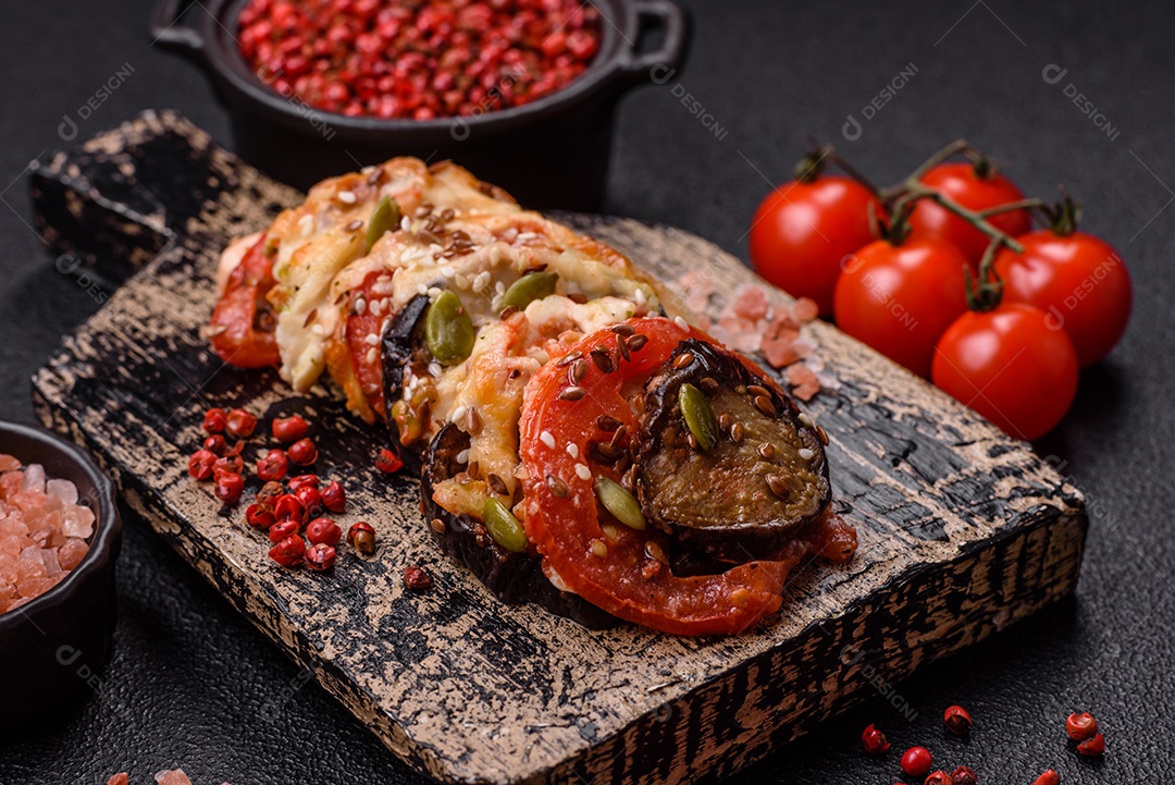 Anéis de berinjela, tomate e abobrinha com pedaços de frango e alho