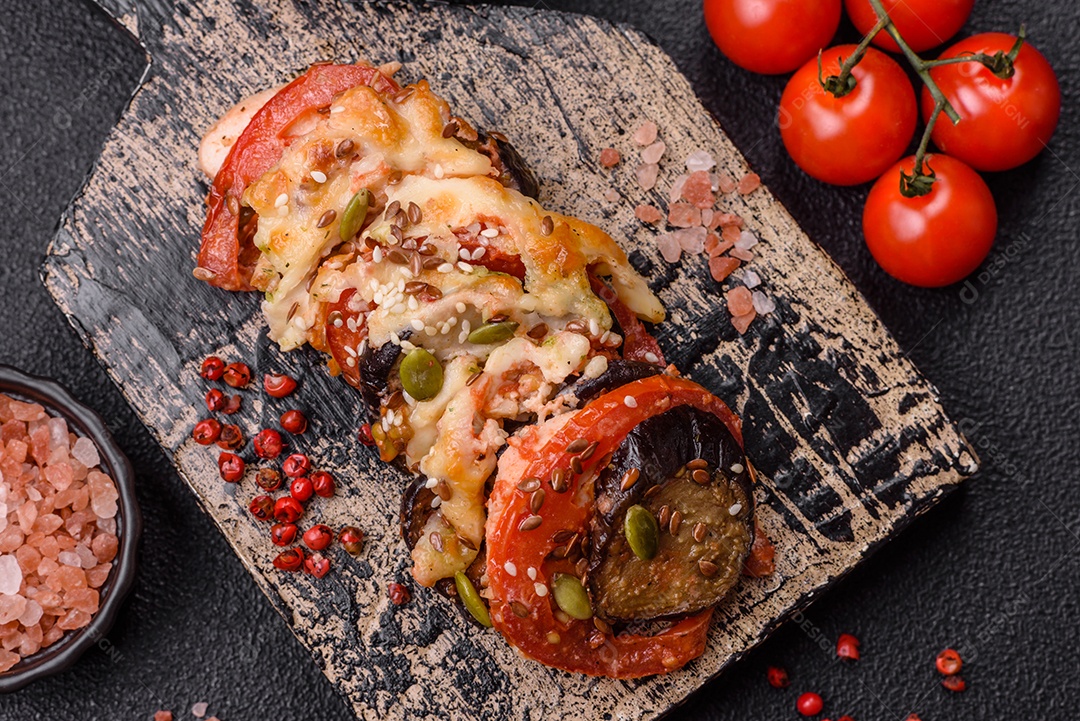 Imagem mostra berinjelas preparadas, tomates frescos e um molho à base de tomate