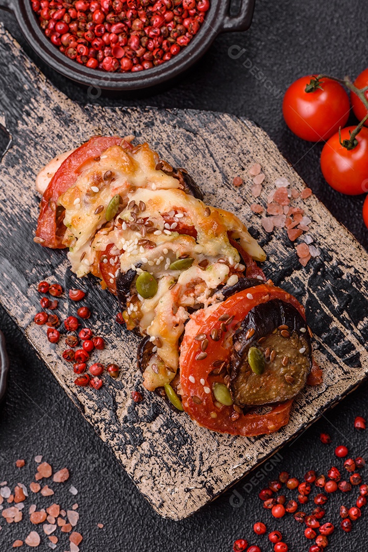 Imagem mostra berinjelas preparadas, tomates frescos e um molho à base de tomate
