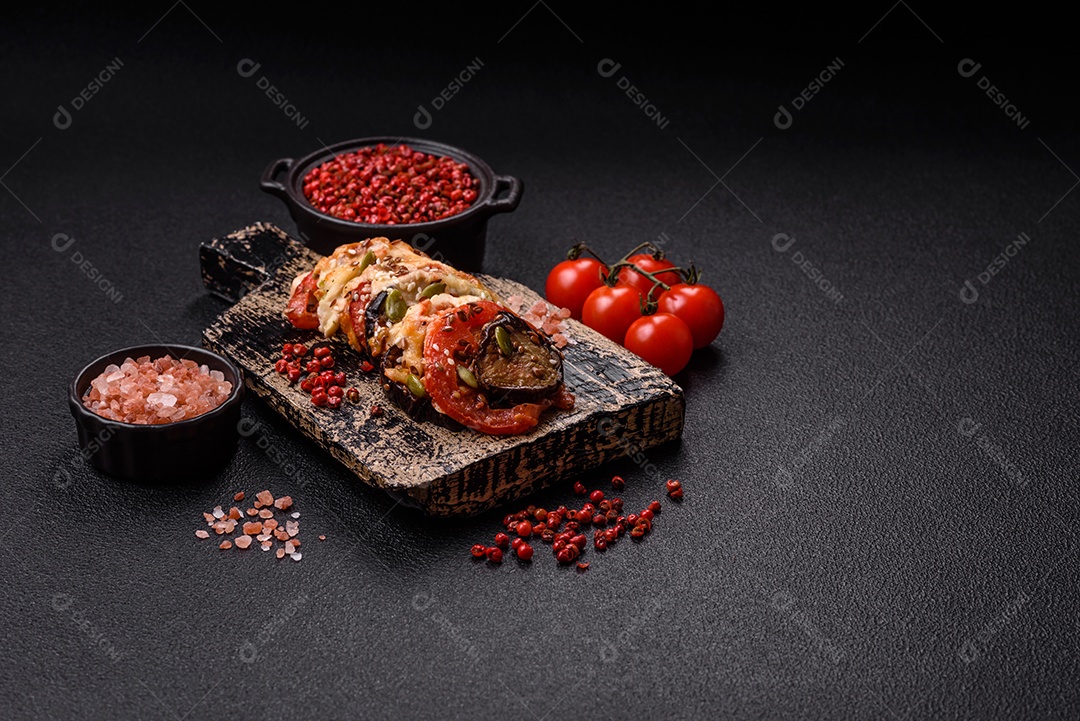 Imagem mostra berinjelas preparadas, tomates frescos e um molho à base de tomate