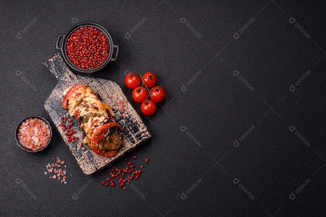 Imagem mostra berinjelas preparadas, tomates frescos e um molho à base de tomate