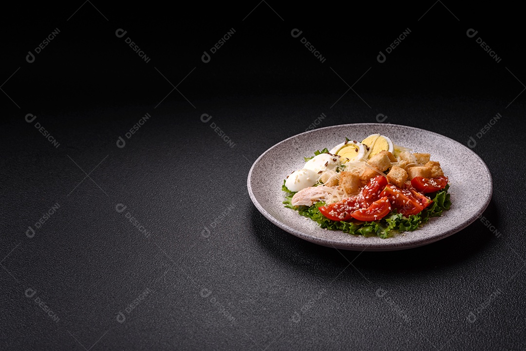 Salada, que parece ser uma Salada de Frango