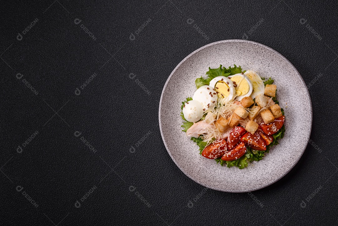 Salada, que parece ser uma Salada de Frango