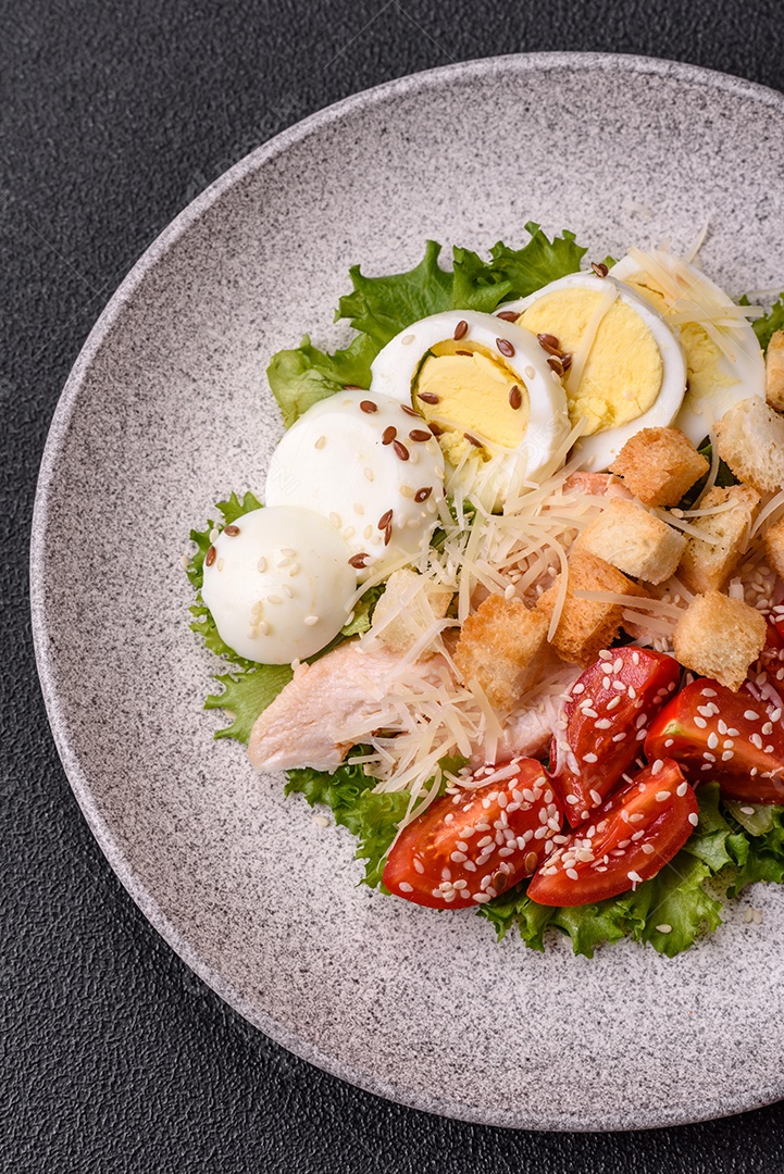 Salada, que parece ser uma Salada de Frango