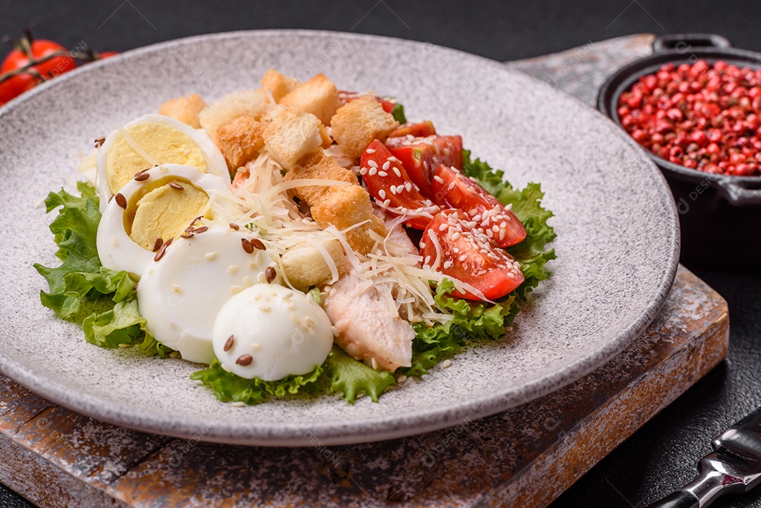 Salada, que parece ser uma Salada de Frango