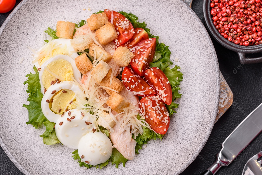 Salada, que parece ser uma Salada de Frango