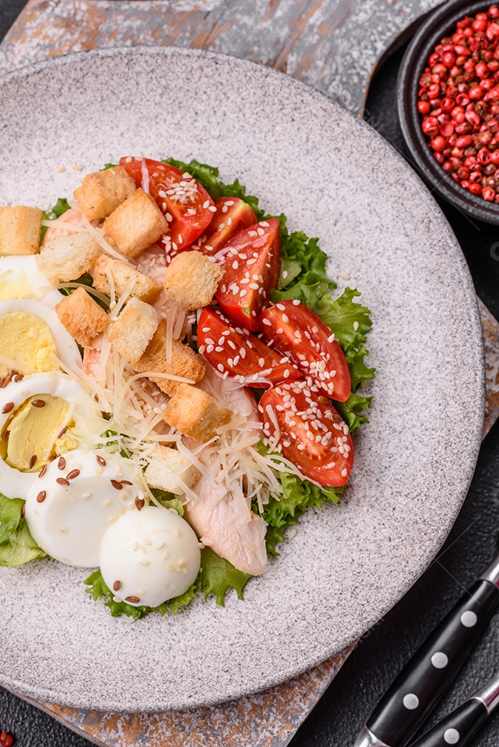 Salada, que parece ser uma Salada de Frango