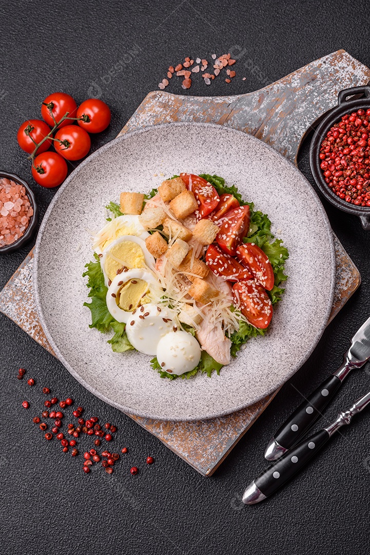 Salada, que parece ser uma Salada de Frango