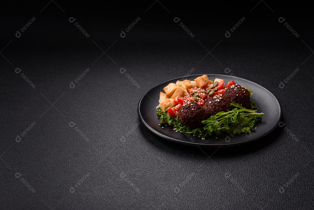 Imagem mostra um prato de falafel